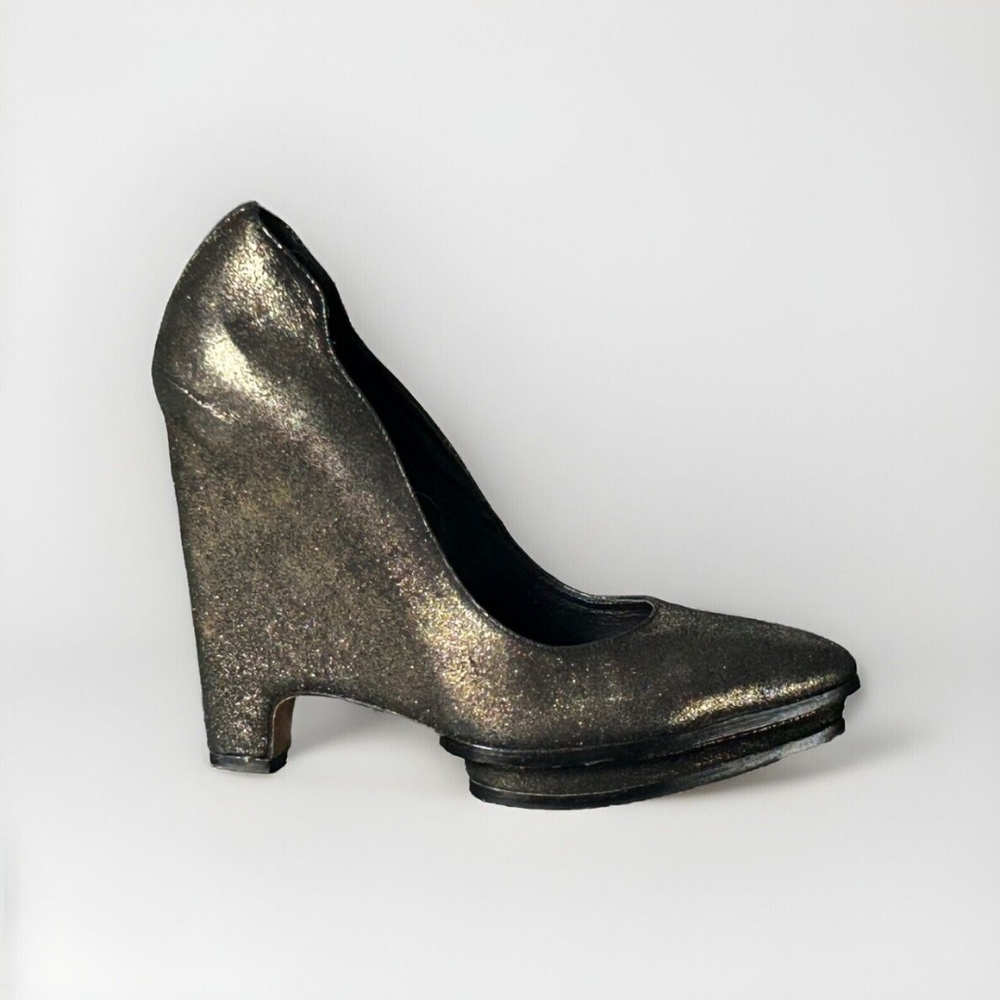 BCBG Maxazria Roxy wedge leather pumps size 7